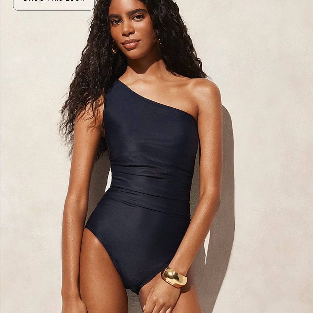 Elegant Navy One-Shoulder Swimsuit